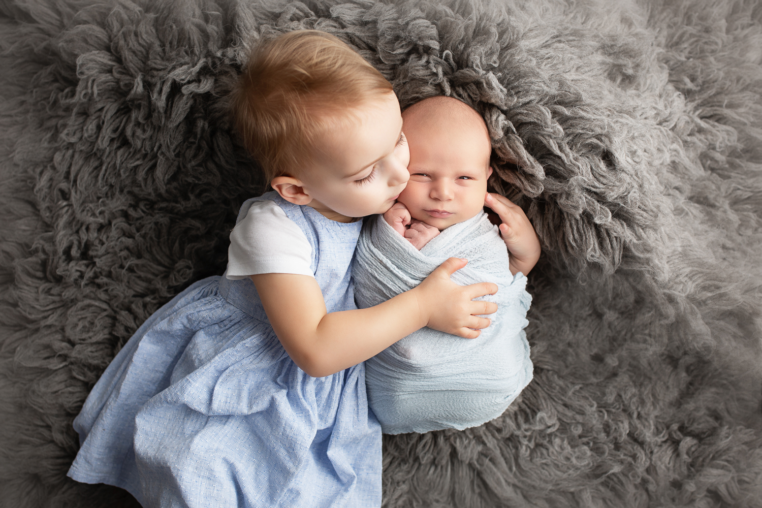 Babyfotos mit großer Schwester