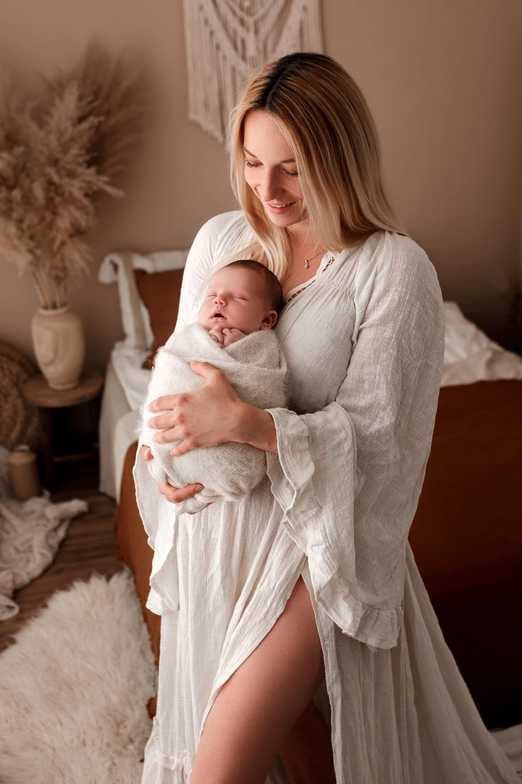 Neugeborenenshooting mit Mama Bildern