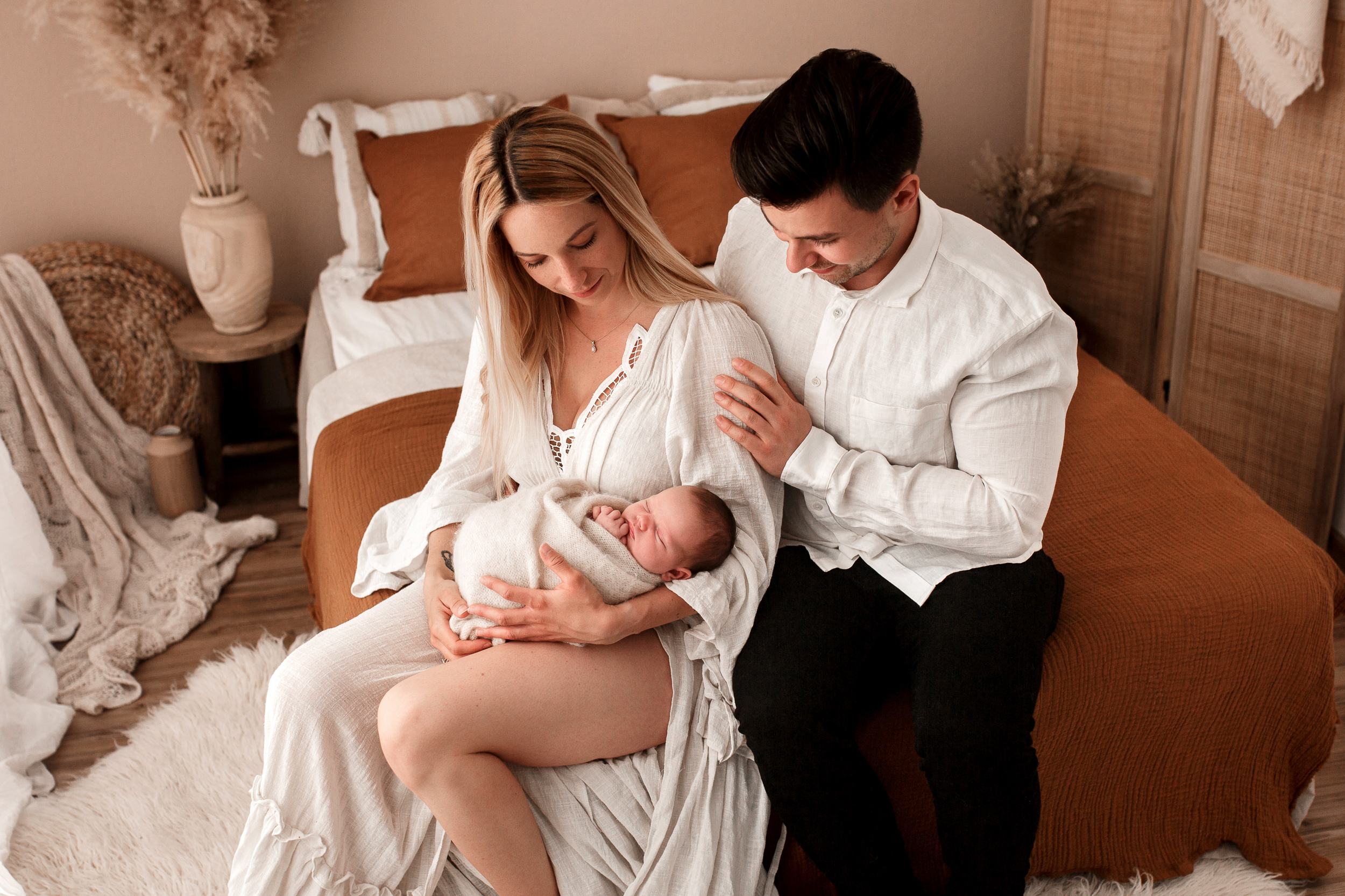Familienbild mit Neugeborenen und Mama und Papa