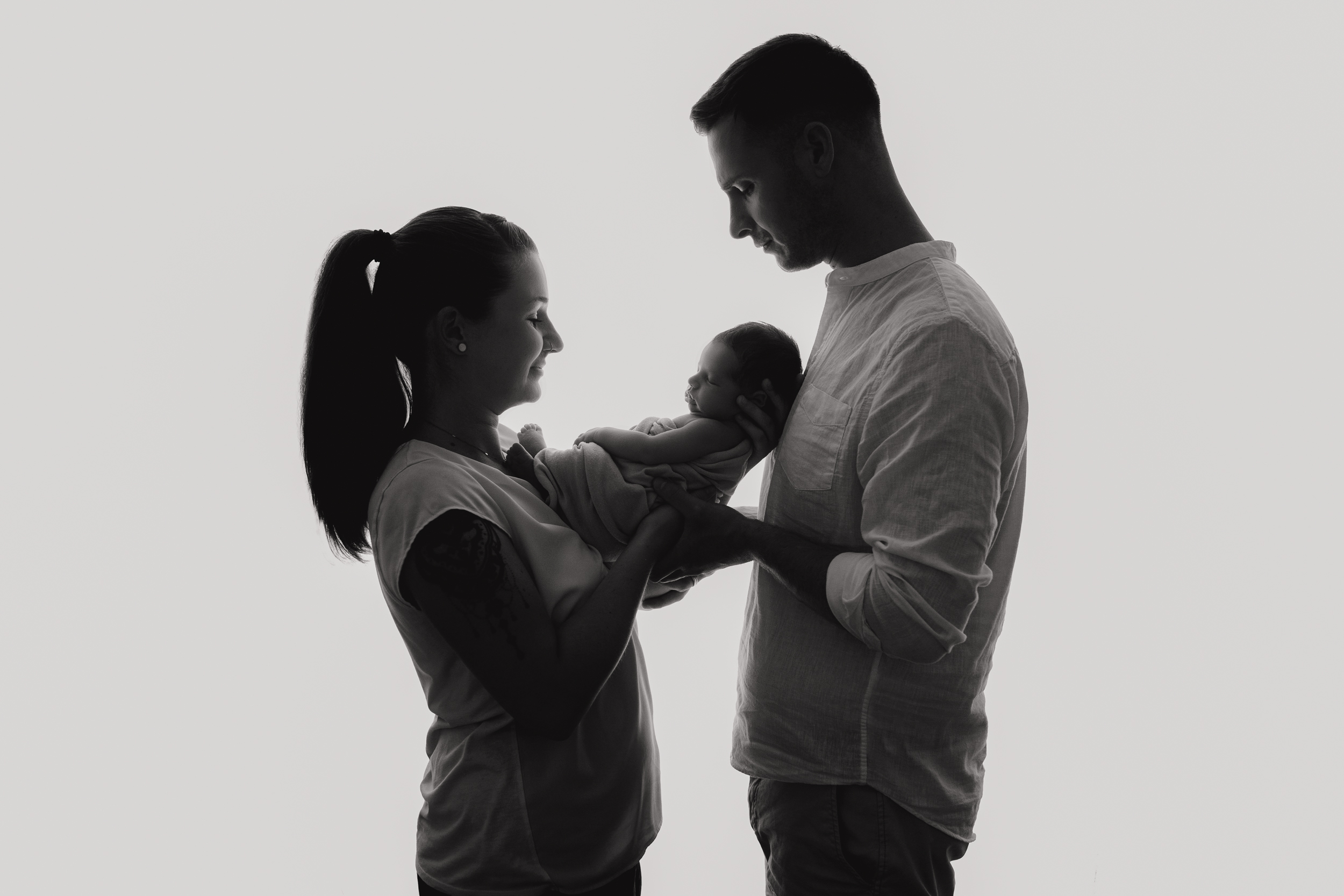 Schwarz Weiß Neugeborenenbild mit Eltern