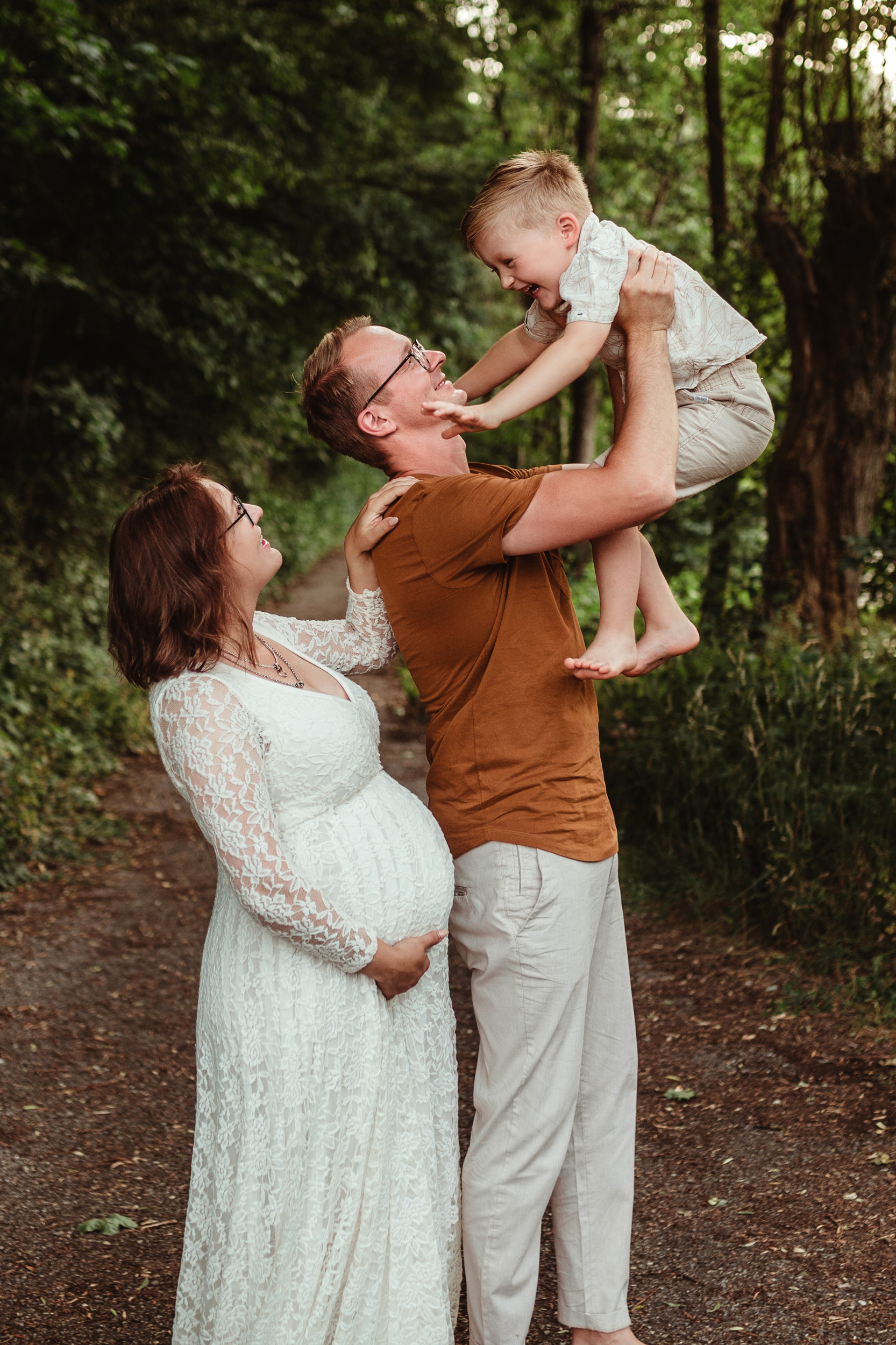 Babybauch Shooting Outdoor mit großem Bruder bei Stuttgart