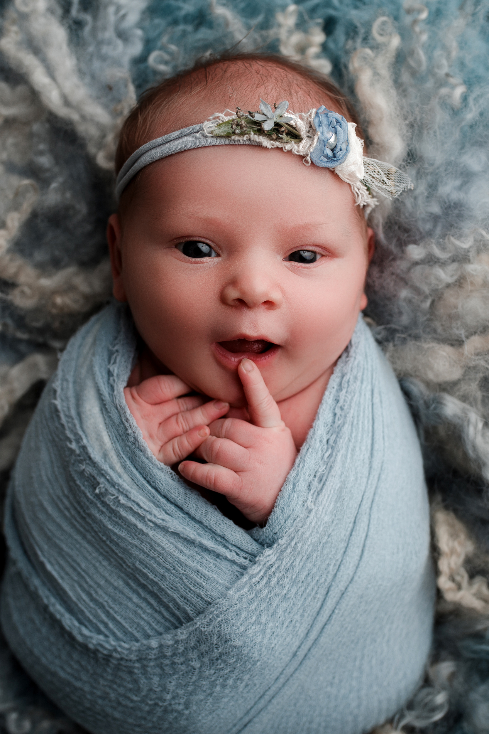 Neugeborenenfotografie Blau Mädchen bei Ludwigsburg